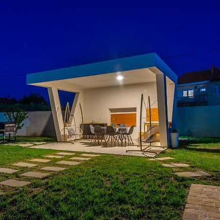 S&I Peaceful Holiday Home With Pool & Jacuzzi Galovac  Exterior photo