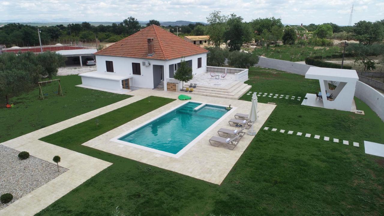 S&I Peaceful Holiday Home With Pool & Jacuzzi Galovac  Exterior photo