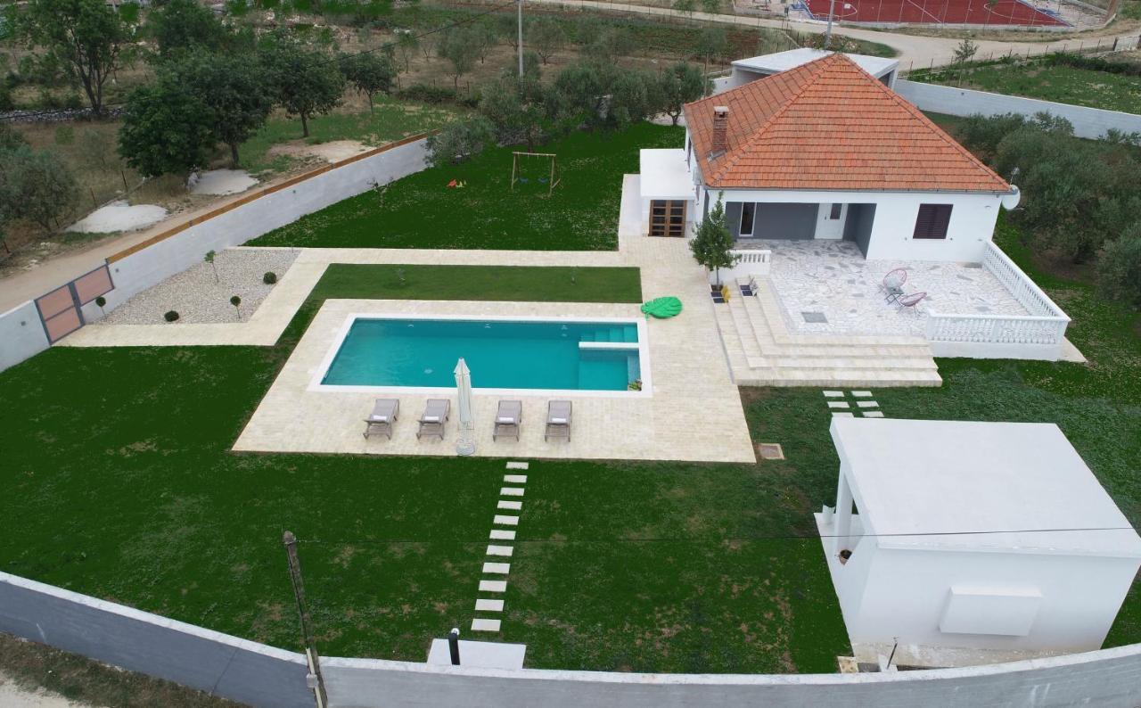S&I Peaceful Holiday Home With Pool & Jacuzzi Galovac  Exterior photo