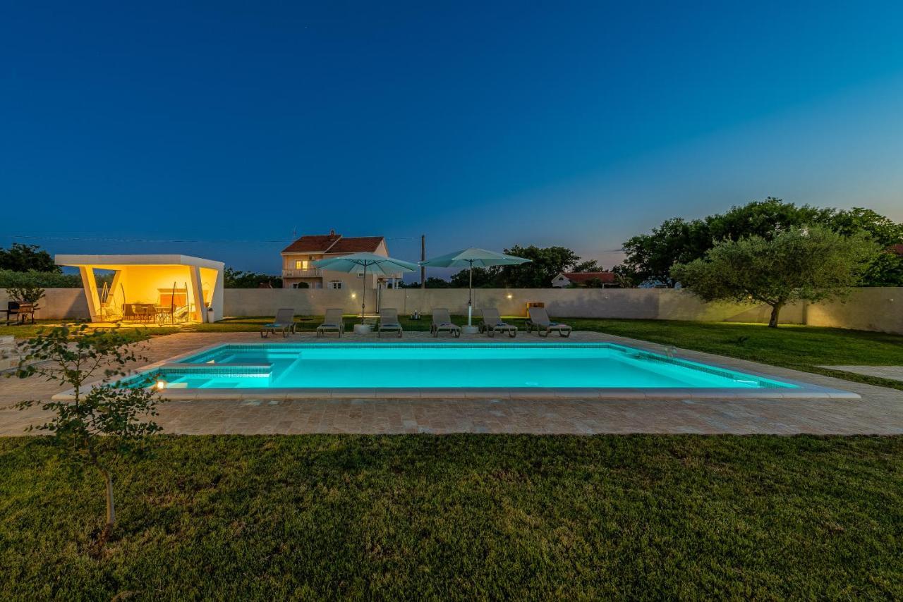 S&I Peaceful Holiday Home With Pool & Jacuzzi Galovac  Exterior photo