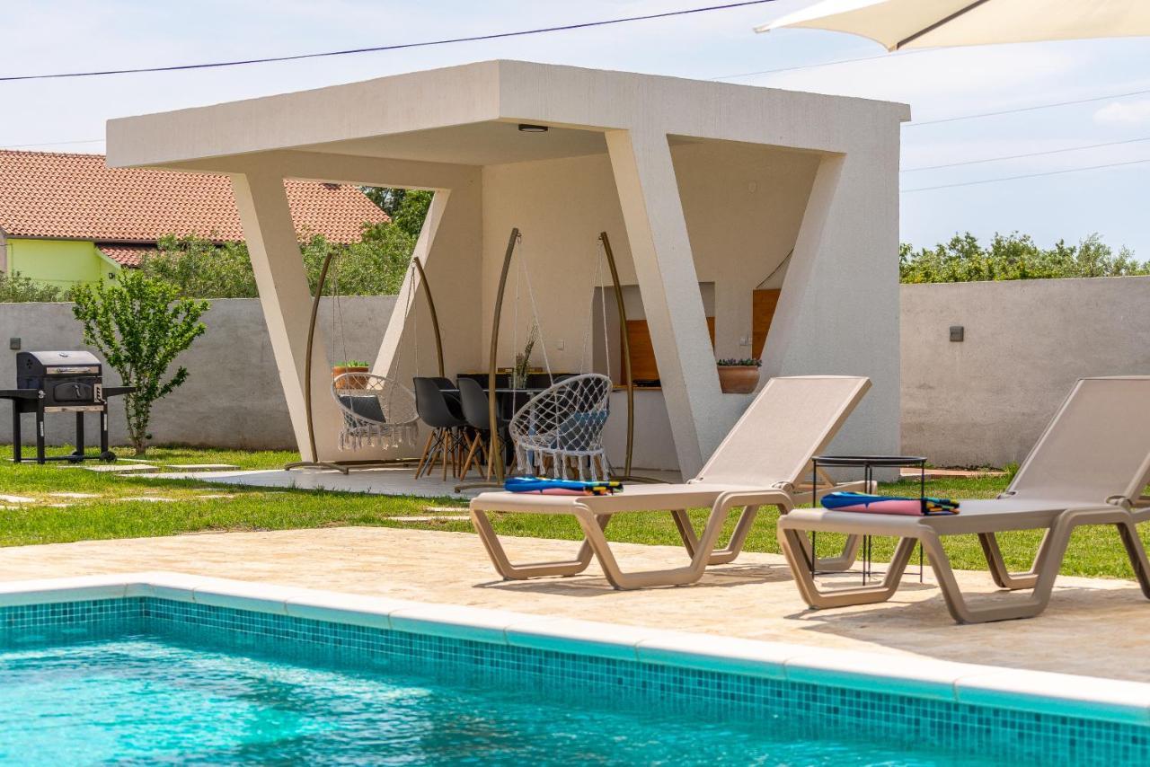 S&I Peaceful Holiday Home With Pool & Jacuzzi Galovac  Exterior photo