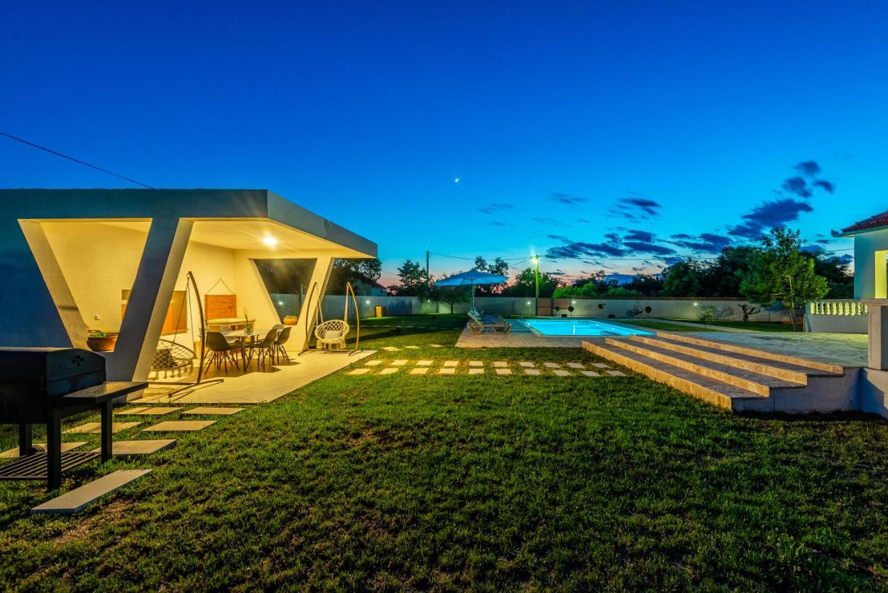 S&I Peaceful Holiday Home With Pool & Jacuzzi Galovac  Exterior photo