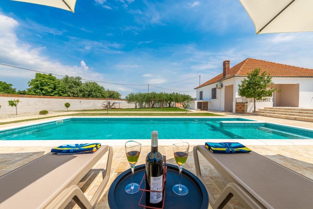 S&I Peaceful Holiday Home With Pool & Jacuzzi Galovac  Exterior photo