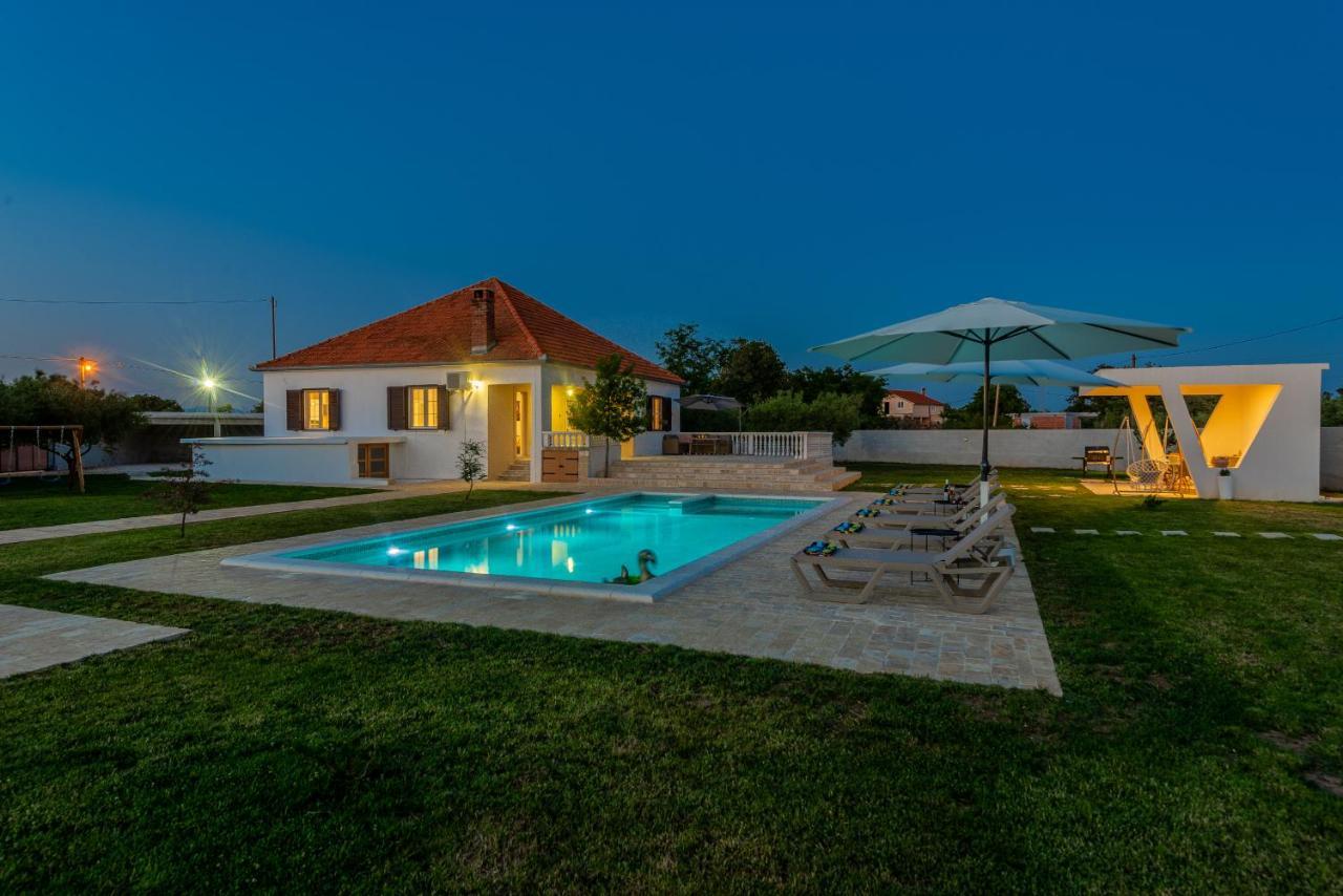 S&I Peaceful Holiday Home With Pool & Jacuzzi Galovac  Exterior photo