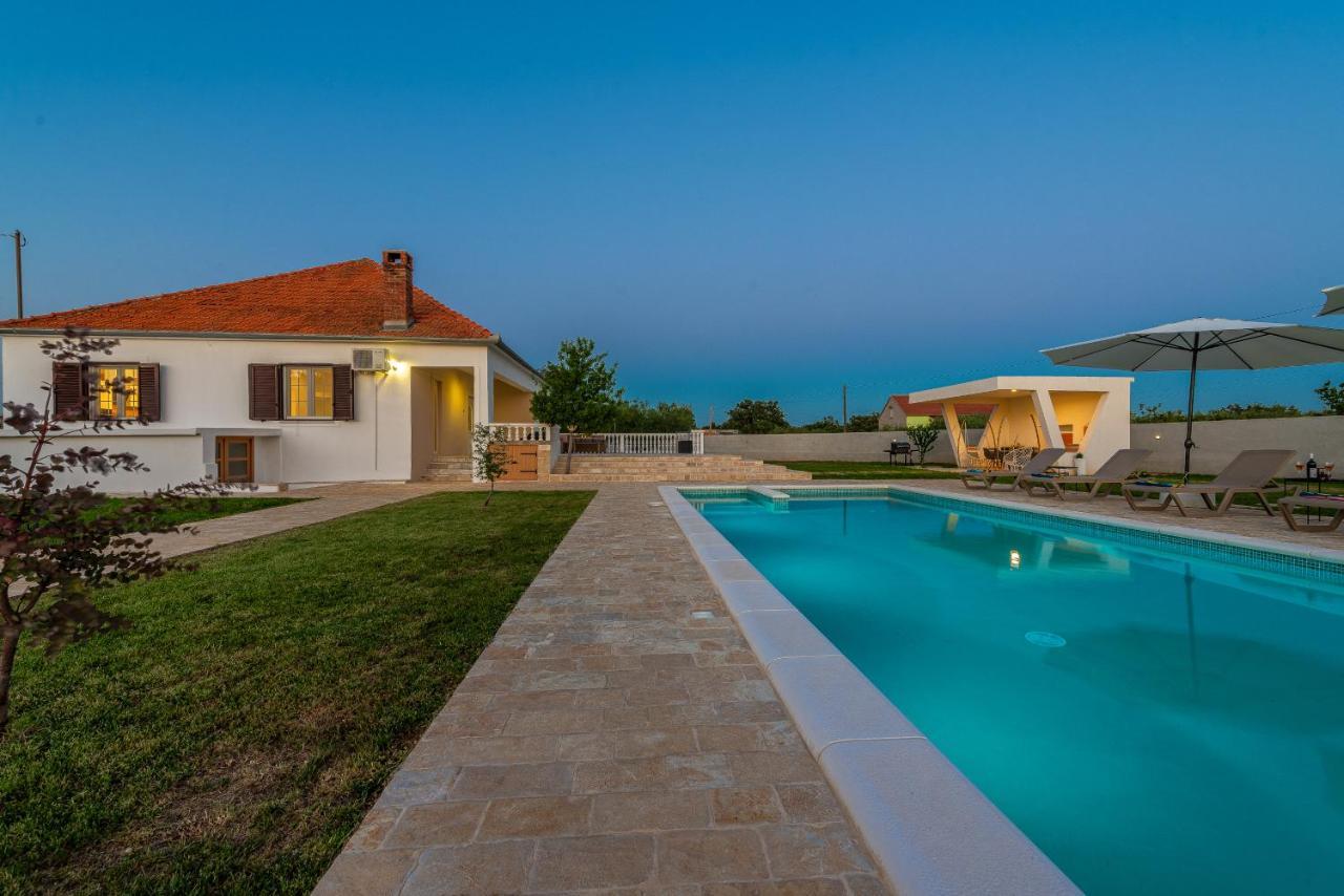 S&I Peaceful Holiday Home With Pool & Jacuzzi Galovac  Exterior photo