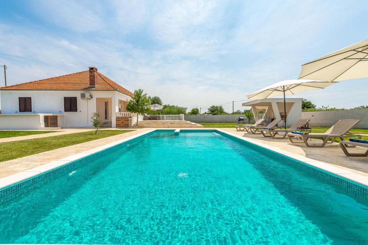 S&I Peaceful Holiday Home With Pool & Jacuzzi Galovac  Exterior photo