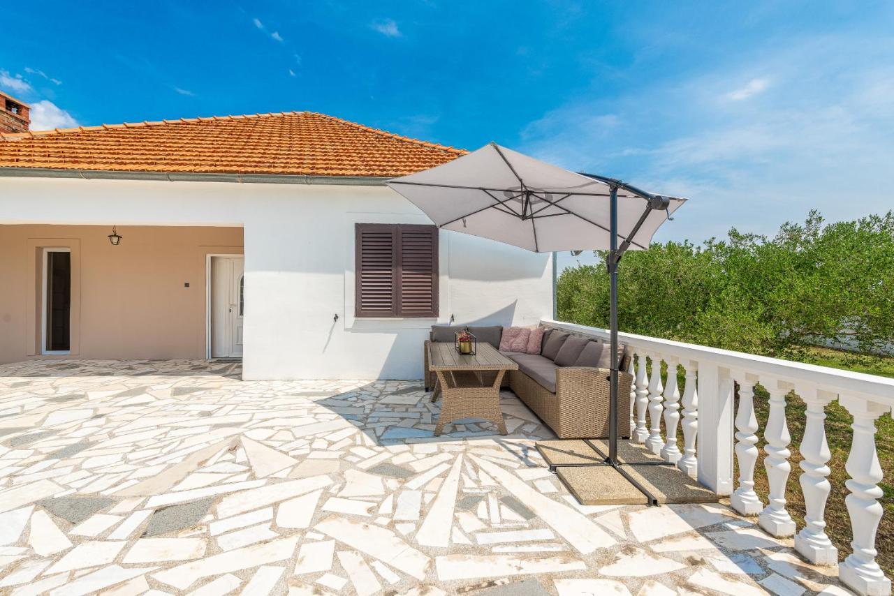 S&I Peaceful Holiday Home With Pool & Jacuzzi Galovac  Exterior photo