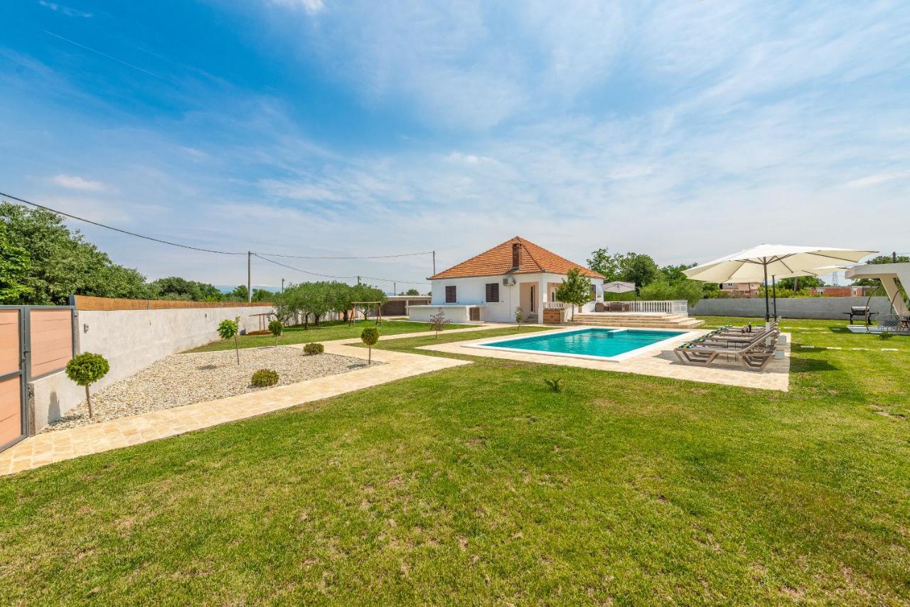 S&I Peaceful Holiday Home With Pool & Jacuzzi Galovac  Exterior photo