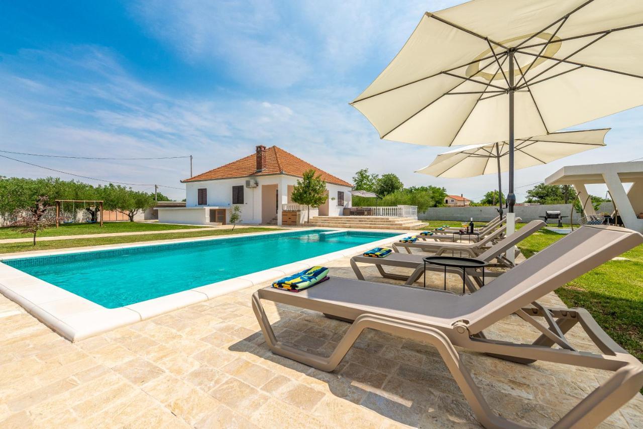 S&I Peaceful Holiday Home With Pool & Jacuzzi Galovac  Exterior photo